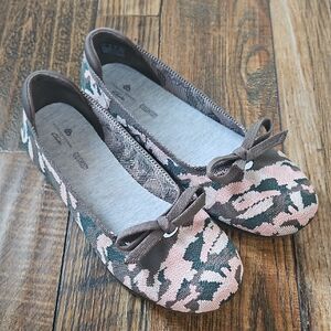 New Cloudsteppers by Clarks. Pink,Olive,White Camo Patterned Flats W/ Bow (Sz.8)